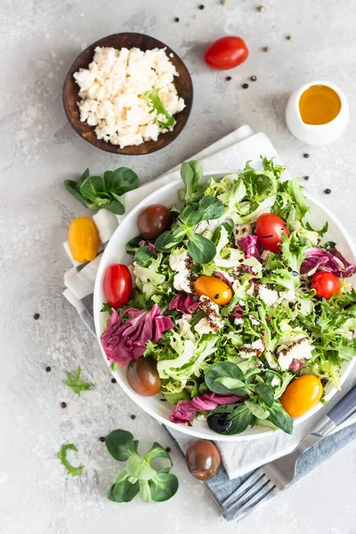 Mescolare Foglie Insalata Verde Con Pomodorini Colorati Ricotta Formaggio Feta — Foto Stock