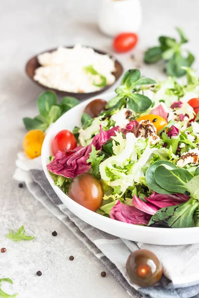 Groene Mix Saladebladeren Met Gekleurde Kerstomaten Ricotta Feta Kaas Balsamico — Stockfoto