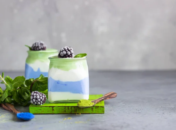 Egészséges Háromrétegű Joghurtból Vagy Turmixból Készült Üvegedények Spirulinapor Matcha Teapor — Stock Fotó