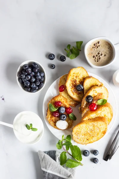 Традиционные Сладкие Французские Тосты Черникой Вишней Мятой Кофе Вкусный Завтрак — стоковое фото