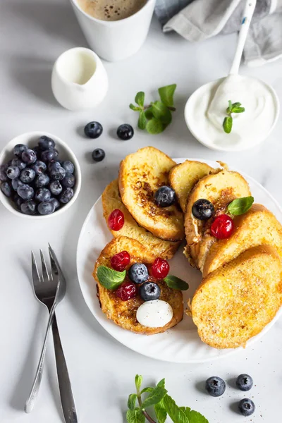 传统的甜法国烤面包 有蓝莓 干樱桃 薄荷和咖啡 美味的早餐 顶部视图 — 图库照片