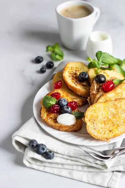 传统的甜法国烤面包 有蓝莓 干樱桃 薄荷和咖啡 美味的早餐 — 图库照片