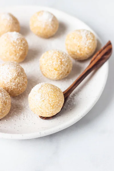 Traditionelle Indische Festbonbons Laddoo Oder Laddu Mit Kokosflocken Auf Einem — Stockfoto