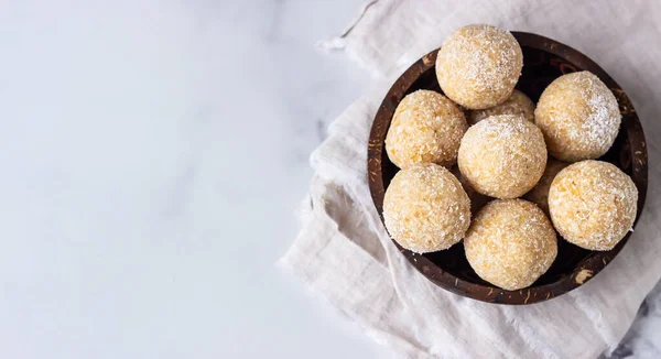 Bolas Vegetarianas Saludables Con Garbanzo Mantequilla Maní Coco Tazón Madera —  Fotos de Stock