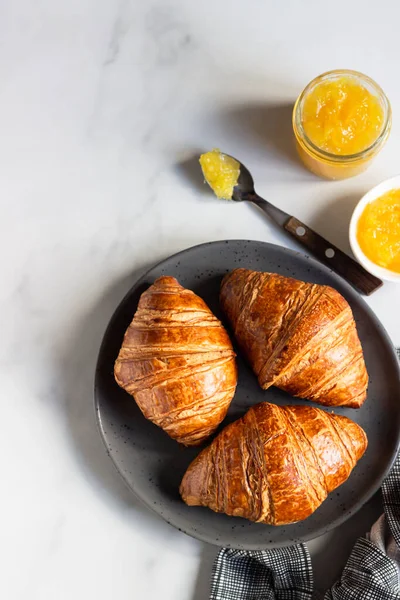 Färska Croissanter Nybakade Franska Croissanter Med Sylt Ljusgrå Bakgrund — Stockfoto
