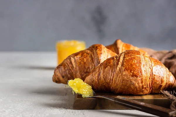 Croissants Con Mermelada Tres Croissants Franceses Sobre Una Tabla Madera — Foto de Stock