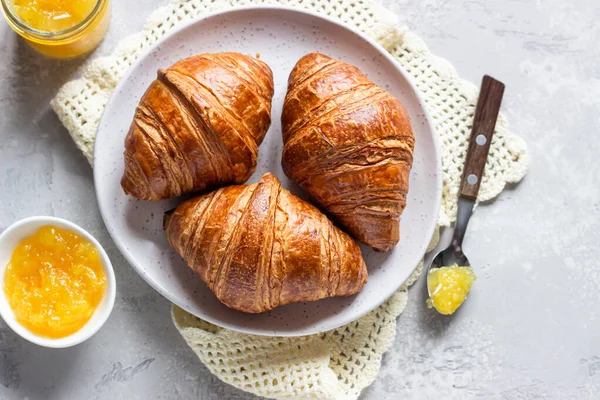 Färska Croissanter Nybakade Franska Croissanter Med Sylt Ljusgrå Bakgrund — Stockfoto