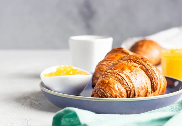 Francia Reggeli Friss Péksüteményekkel Croissant Kávéval Lekvárral Világosszürke Háttér — Stock Fotó