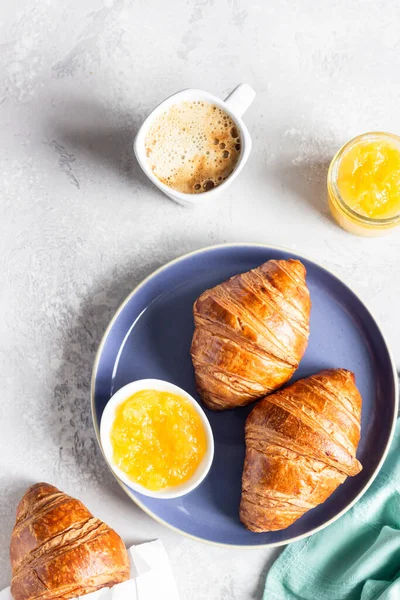 Desayuno Francés Con Pasteles Recién Hechos Croissants Con Café Mermelada — Foto de Stock