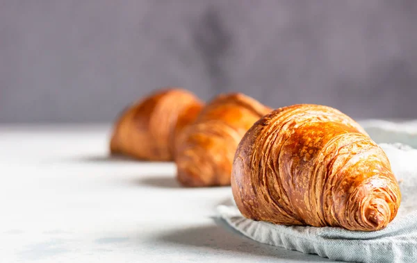 Färska Croissanter Grå Servett Linne Ljusgrå Betong Bakgrund — Stockfoto