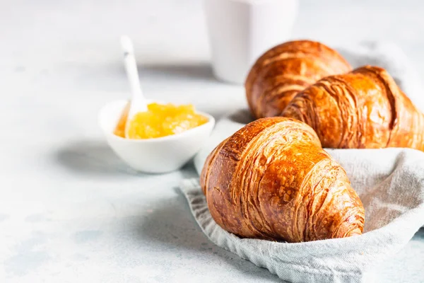 Färska Croissanter Grå Servett Linne Med Sylt Och Kaffe Ljusgrå — Stockfoto