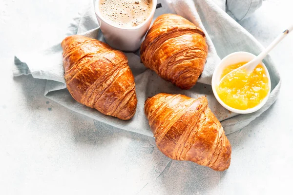 Croissants Frescos Una Servilleta Lino Gris Con Mermelada Café Fondo — Foto de Stock