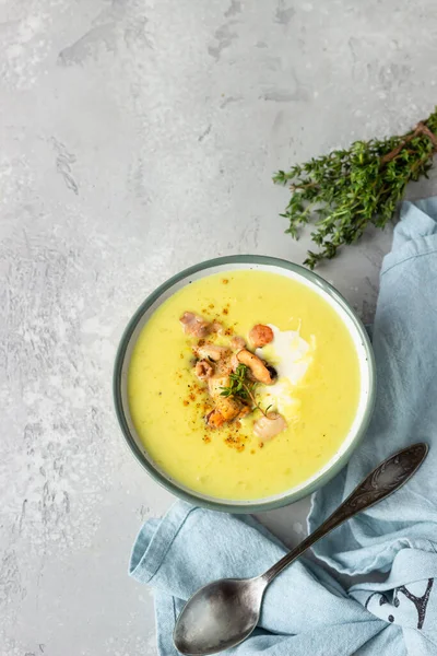 Soupe Chaudrée Laiteuse Épaisse Aux Fruits Mer Servie Avec Crème — Photo