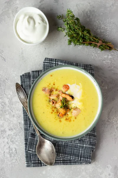 Sopa Espessa Chowder Leitoso Com Frutos Mar Servidos Com Creme — Fotografia de Stock