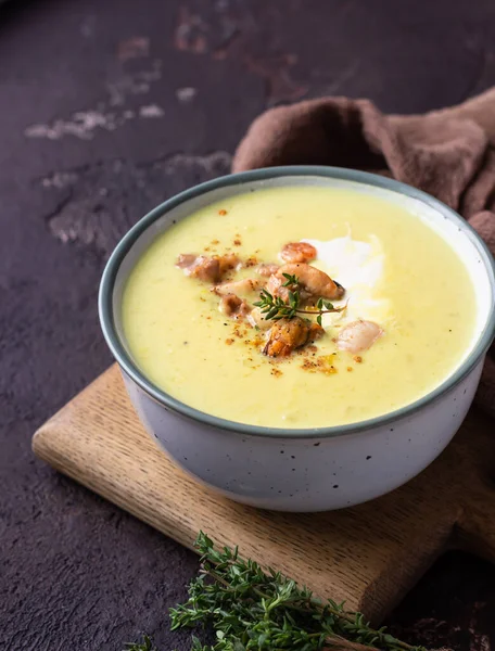 Deliciosa Sopa Cremosa Com Camarão Mexilhões Lulas Servidas Com Creme — Fotografia de Stock