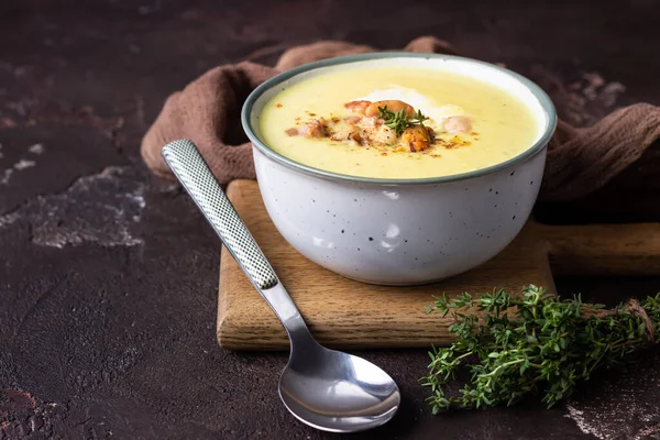 Deliciosa Sopa Cremosa Com Camarão Mexilhões Lulas Servidas Com Creme — Fotografia de Stock