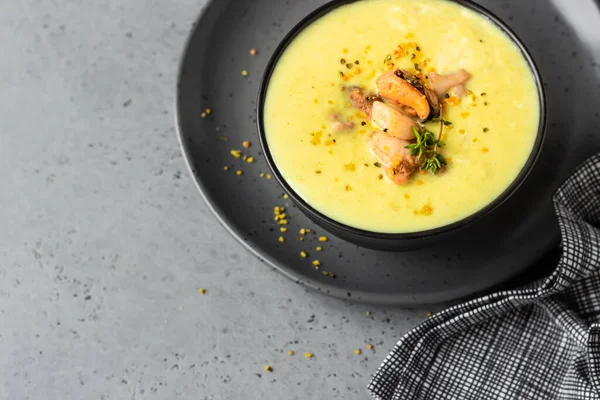 Cuenco Con Sopa Almejas Gruesas Decorado Con Mariscos Tomillo Pimienta —  Fotos de Stock