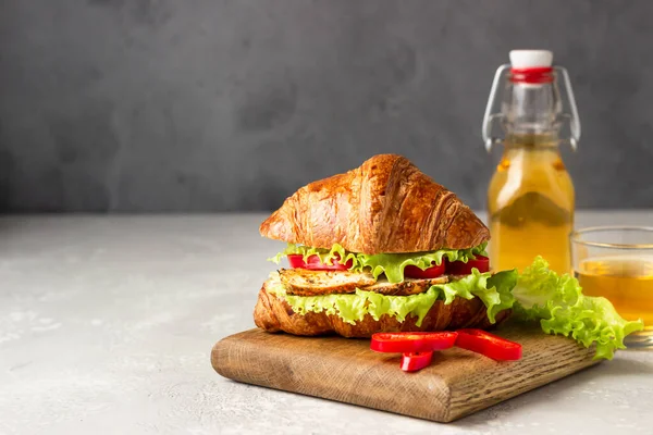 Fresh Croissant Sandwich Grilled Chicken Turkey Bell Pepper Sauce Salad — Stock Photo, Image