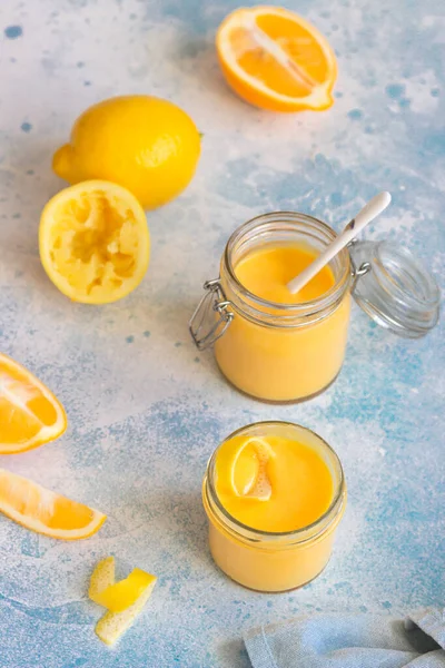 两杯自制柠檬凝乳或奶油和新鲜柠檬 背景为浅蓝色 有选择的重点 — 图库照片