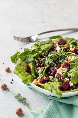 Ispanaklı pancar ya da yaz salatası, peynir, nohut, lahana ve çatallı fındık. Metin için alanı kopyala. 