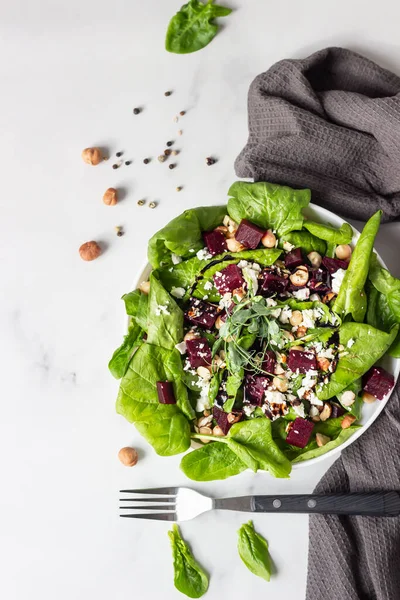 Bietensalade Met Verse Spinazie Kikkererwt Zachte Kaas Hazelnoot Met Vork — Stockfoto