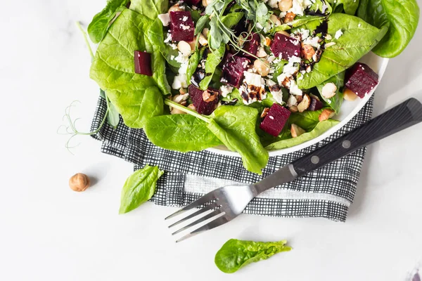 Bietenwortel Spinazie Kikkererwt Feta Kaas Hazelnoot Salade Versierd Met Spruitjes — Stockfoto