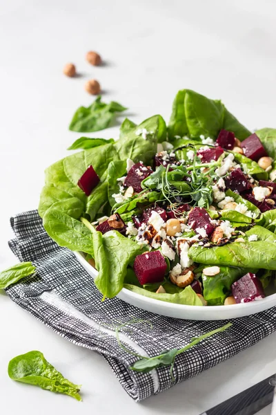 Bietenwortel Spinazie Kikkererwt Feta Kaas Hazelnoot Salade Versierd Met Spruitjes — Stockfoto