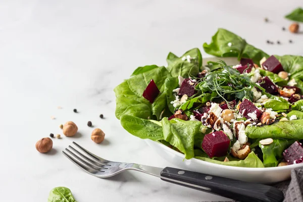 Bietensalade Met Verse Spinazie Kikkererwt Zachte Kaas Hazelnoot Met Vork — Stockfoto