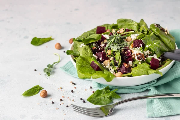 Bietwortellente Zomersalade Met Spinazie Feta Kaas Kikkererwten Spruitjes Hazelnoot Bord — Stockfoto