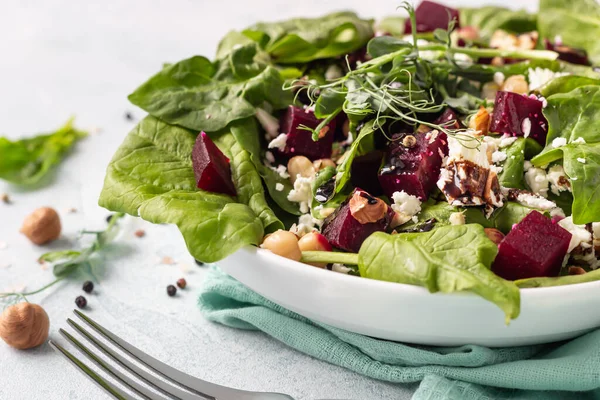 Bietwortellente Zomersalade Met Spinazie Feta Kaas Kikkererwten Spruitjes Hazelnoot Bord — Stockfoto