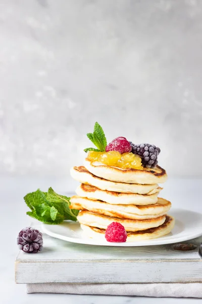 Panqueques Caseros Con Mermelada Frambuesas Congeladas Moras Menta Sobre Tabla — Foto de Stock