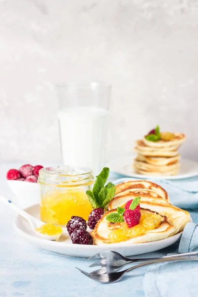 Panqueques Con Mermelada Naranja Bayas Congeladas Frambuesas Moras Menta Vaso — Foto de Stock