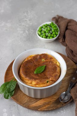 Tahta tabakta yeşil bezelye ve peynirli sufle. Protein kahvaltısı. 
