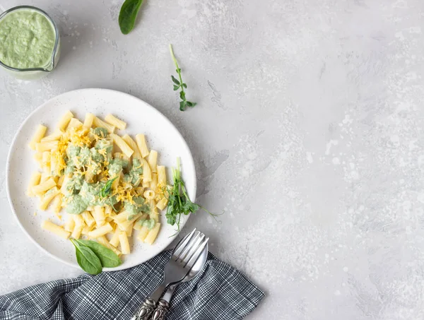 Massa Penne Com Molho Creme Verde Queijo Micro Verdes Uma — Fotografia de Stock