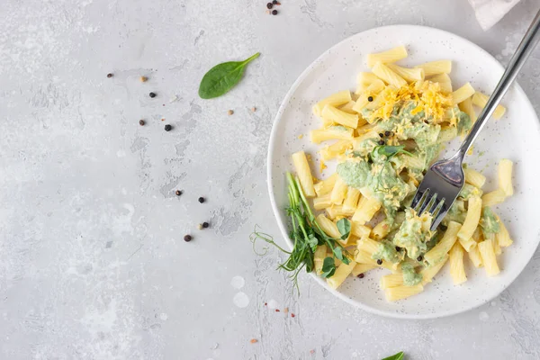 Makaron Penne Zielonym Sosem Śmietankowym Serem Mikro Zielenią Ceramicznym Talerzu — Zdjęcie stockowe