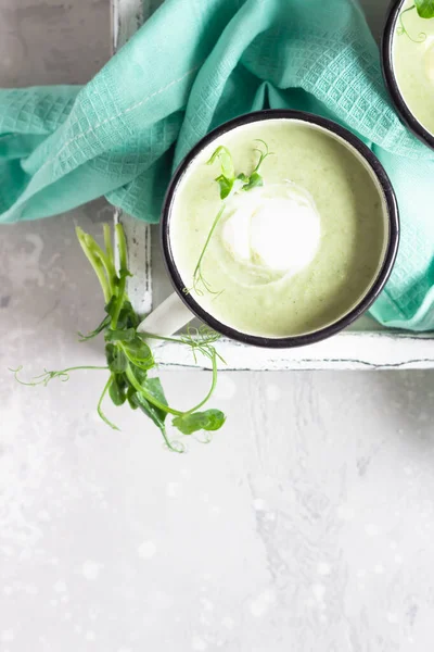 Sopa Brócolis Saudável Com Creme Canecas Esmaltadas Com Focaccia Fresca — Fotografia de Stock