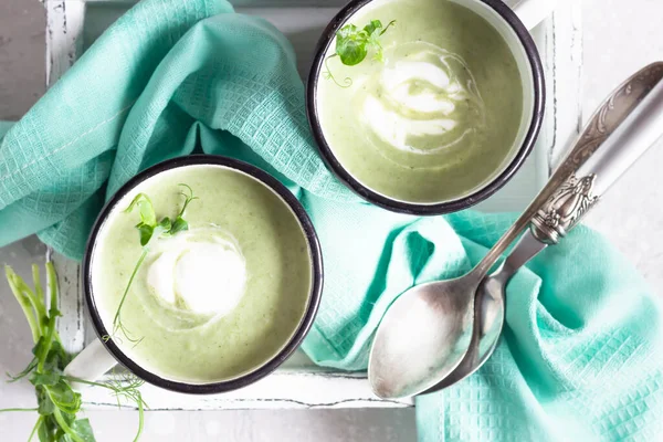 Sopa Brócolis Saudável Com Creme Canecas Esmaltadas Com Focaccia Fresca — Fotografia de Stock