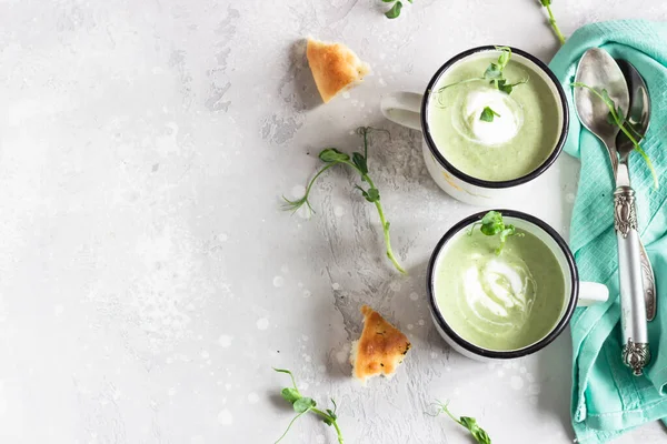Caneca Esmaltada Com Deliciosa Sopa Creme Brócolis Servida Com Pão — Fotografia de Stock