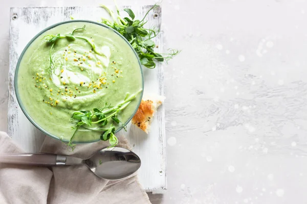 Sopa Creme Verde Vegetal Primavera Uma Tigela Servida Com Micro — Fotografia de Stock