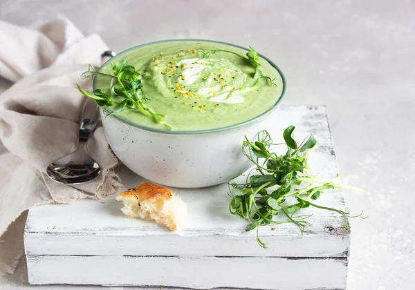 Sopa Creme Verde Vegetal Primavera Uma Tigela Servida Com Micro — Fotografia de Stock