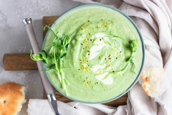 Sopa Creme Verde Vegetal Primavera Uma Tigela Servida Com Micro — Fotografia de Stock