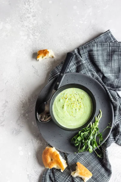 Sopa Creme Vegan Com Abacate Espinafre Servido Com Micro Verdes — Fotografia de Stock