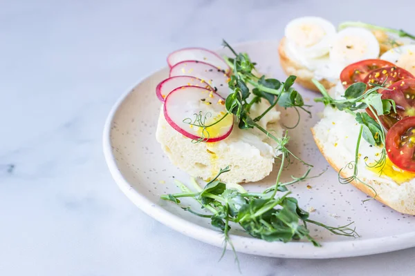 Sandwichs Petit Déjeuner Avec Fromage Crème Oeufs Caille Tomates Radis — Photo