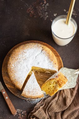 Koyu kahverengi arka planda ev yapımı lezzetli sünger ya da yumuşak kek. Taze pişmiş Sharlotka, sünger elmalı kek..