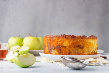 Lezzetli elmalı turta ya da pudra şekerli kek. Sabah atmosferik aydınlatma, modaya uygun yumuşak gölgeler, seçici odaklanma. Elmalı Charlotte.. 