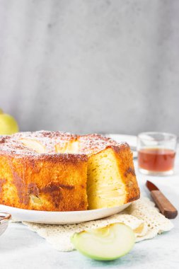 Charlotte 'un elma dilimi. Lezzetli elmalı turta ya da pudra şekerli kek. Sabah atmosferik aydınlatma, trend yumuşak gölgeler, seçici odak.