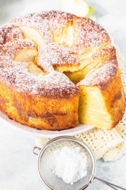 Charlotte 'un elma dilimi. Lezzetli elmalı turta ya da pudra şekerli kek. Sabah atmosferik aydınlatma, trend yumuşak gölgeler, seçici odak.