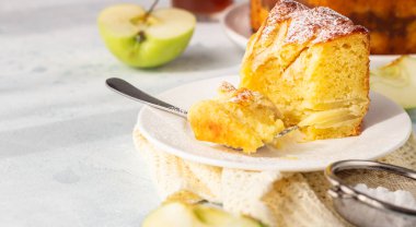 Charlotte 'un elma dilimi. Lezzetli elmalı turta ya da pudra şekerli kek. Sabah atmosferik aydınlatma, trend yumuşak gölgeler, seçici odak.