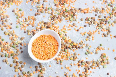 Farklı tahıl taneleri beyaz seramik kaselerde inliyor. Yemek arkaplanı. Üst görünüm.