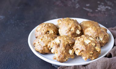 Seramik tabakta yumuşak ve yumuşak elma bisküvileri, koyu beton arka plan. Çocuklar için tatlı ya da kahvaltı, tatlı atıştırmalık. Seçici odak.